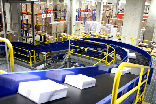 경기도 광주에 위치한 '곤지암 메가 허브 터미널' 내 층간 컨베이어벨트.   CJ오쇼핑 제공